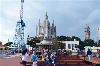 Tibidabo in Barcelona: kerk, attractie en uitzicht
