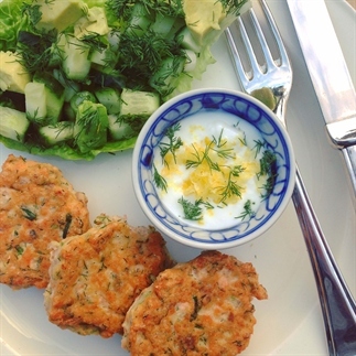 Zalmkoekjes met dille en groene detox salade