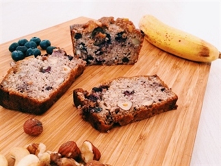 Bananenbrood met dadels, kokos, bessen en noten