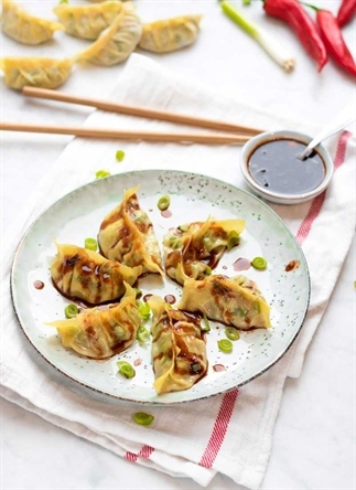 Beef dumplings met sriracha-sojasaus
