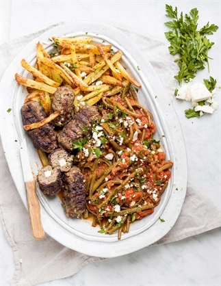 Boontjes in tomatensaus met bifteki