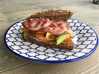 Lunchrecept: broodje avocado met gerookte kip