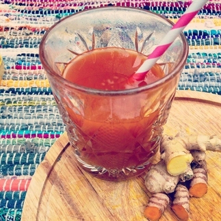Magische kurkuma gember drank tegen verkoudheid en
