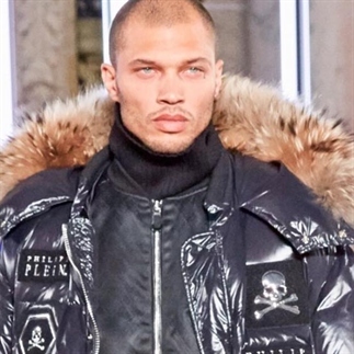 Mugshot model op de catwalk bij Phillipp Plein
