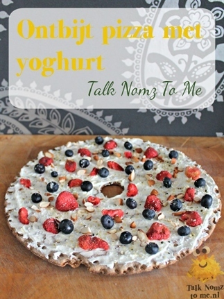 Ontbijt pizza met yoghurt en rood fruit