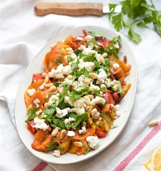 Paprikasalade met feta en pijnboompitjes