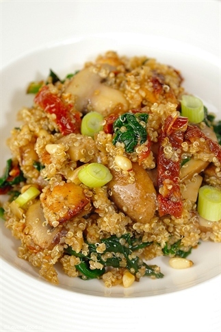 Quinoa met kip, spinazie en champignons