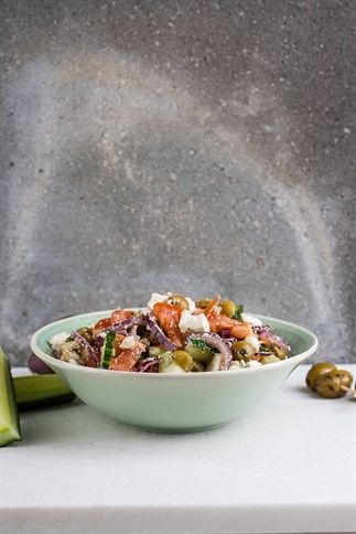 Snelle griekse salade met feta, ui en olijven