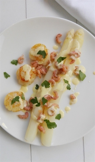 Asperges met coquilles en garnalen
