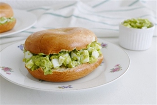 Bagels belegd met avocado eiersalade