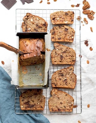 Bananenbrood met chocolade, pecannoten en rozijnen