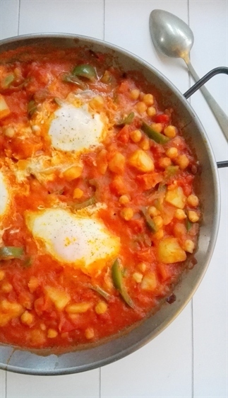 Bonenschotel met eieren in saus