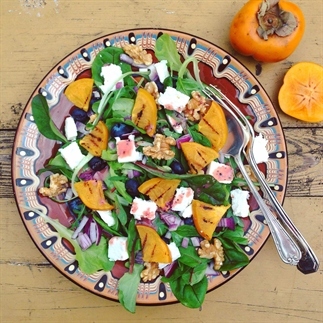 Detox salade met kaki, bosbessen, feta en walnoten