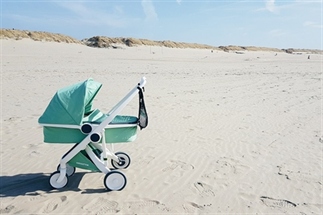 Deze kinderwagen is gemaakt uit plastic flessen!