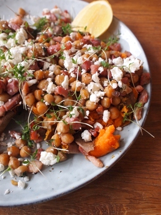 Gepofte zoete aardappel met kikkererwten