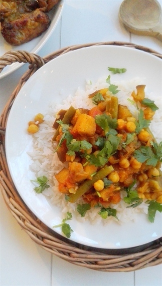 Indiase curry met kikkererwten en aubergine
