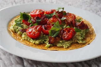 Omelet ontbijtpizza met avocado, tomaatjes en baco