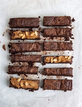 Pindakaas brownies met stukjes noot