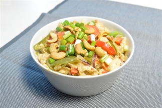 Rijstnoedels met kip, sugarsnaps en lemongrass