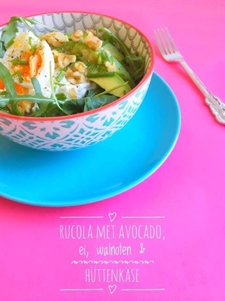 Salade met Hüttenkase, avocado en ei