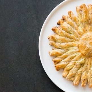 Tarte soleil met bladerdeeg en kruiden roomkaas