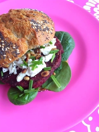 Vega Bietenburger met geitenkaas en honingmosterd