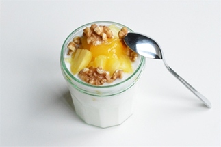 Yoghurt met ananas, lemon curd en walnoten