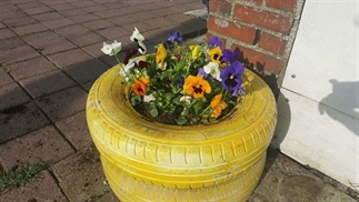 DIY Maak van je oude autobanden een vrolijke bloem