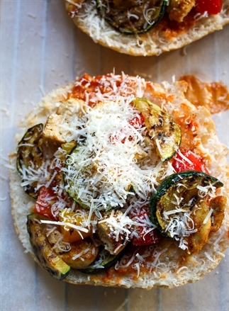 Gezondere pizza met gegrilde kip en groenten