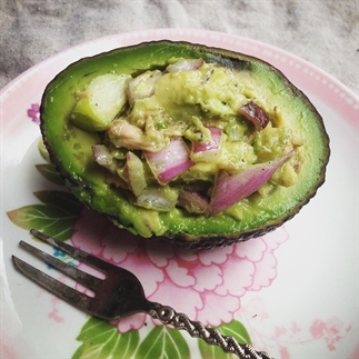 Lunchtip: Gevulde avocado met tonijn en appel