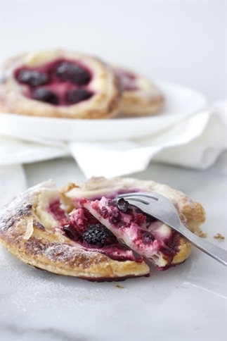 Ontbijttaartjes met roomkaas en roodfruit