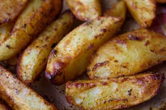 Ovenaardappeltjes met paprika en knoflook