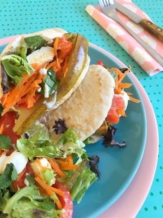 Pitabroodjes met gegrilde paprika, feta & peer