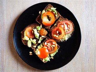 Recept: Bruschetta met avocado & tomaat