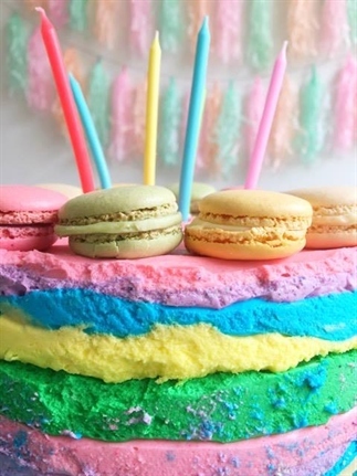 Regenboogkwarktaart met Macarons