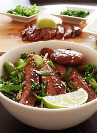 Ribeye met noedels en groente