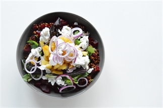 Salade met bietjes, linzen, appel en geitenkaas
