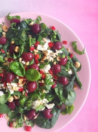 Spinaziesalade met Feta, Basilicum en Kersen