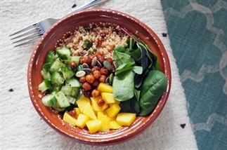 Vega quinoa poké bowl met mango, kikkererwten, avo