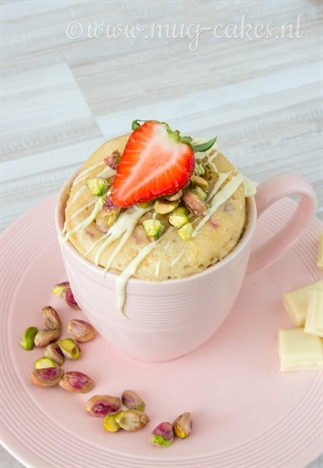 Witte chocolade mug cake met aardbei en pistache