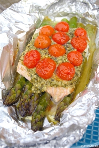 Zalmpakketjes met groene asperges en pesto