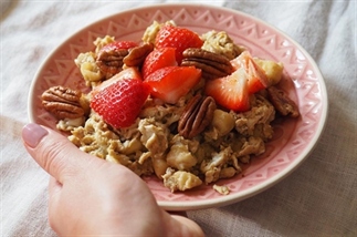 Zoete roereieren met banaan, aardbeien, pecannoten