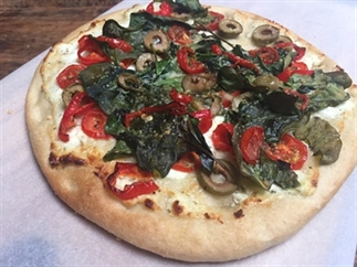 Bloemkoolpizza met twee meatless toppings