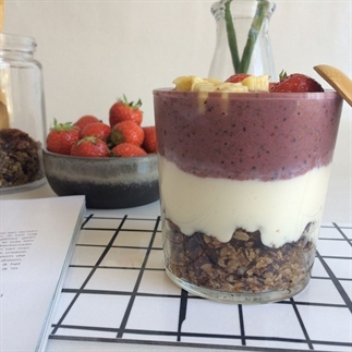 Breakfast smoothie jar