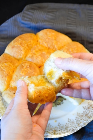 Breekbrood met knoflook en cheddar