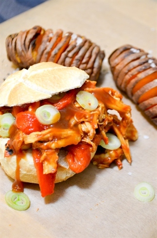 Broodje barbecue pulled chicken