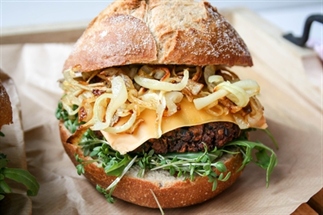 Champignon-linzen burger met gekarameliseerde uien