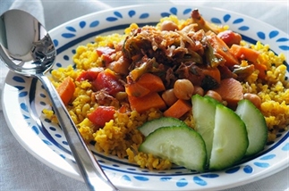 Curry met kikkererwten, zoete aardappel en bimi