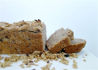 Dadel spelt broodje met pindakaas drizzle