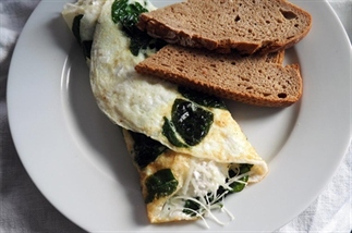 Eiwit omelet met hüttenkäse en spinazie